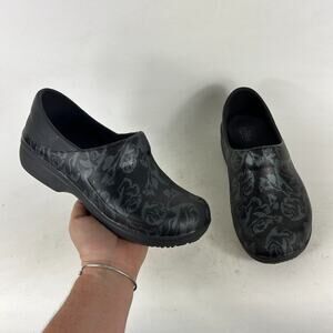 Crocs Dual Clogs Women's 7 Black Floral Slip Resistant Round Toe Comfort Shoes